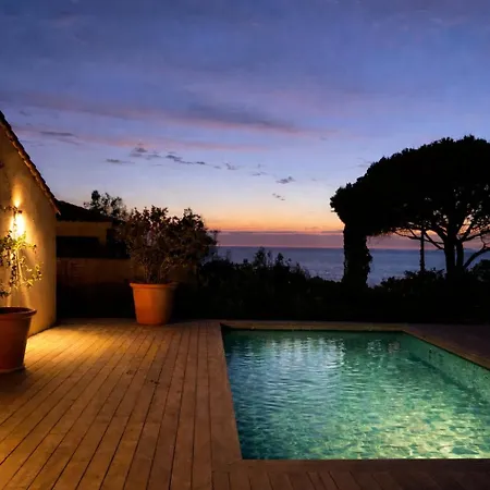 Vue Mer, Piscine Et A Pied - 9 Pers